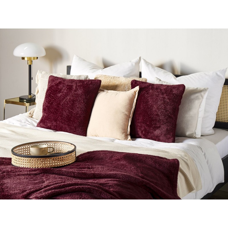 Zestaw 2 poduszek dekoracyjnych PILEA Sztuczne futro 45 x 45 cm Burgundowy Jednolity