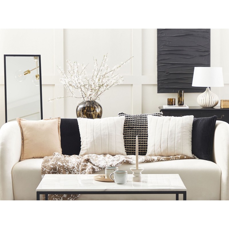 Zestaw 2 poduszek dekoracyjnych PUMILA Sztuczne futro 45 x 45 cm Biały Jednolity