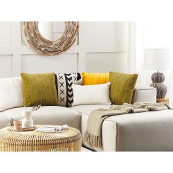 Zestaw 2 poduszek dekoracyjnych PUMILA Sztuczne futro 45 x 45 cm Oliwkowy W paski