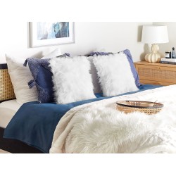 Zestaw 2 poduszek dekoracyjnych LUBHA Sztuczne futro 42 x 42 cm Biały Jednolity