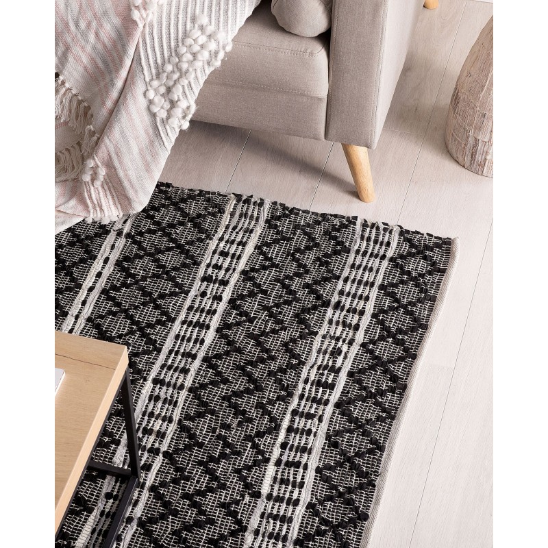 Dywan skórzany 140 x 200 cm czarny z beżowym FEHIMLI