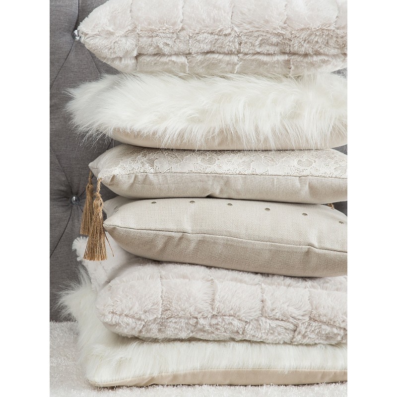 Zestaw 2 poduszek dekoracyjnych DAISY Sztuczne futro 45 x 45 cm Jasnobeżowy Jednolity